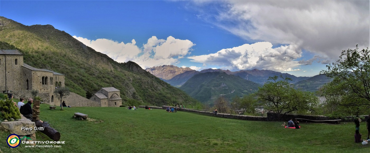76 All'Abbazia di San Pietro al Monte ombra da nuvoloni.jpg